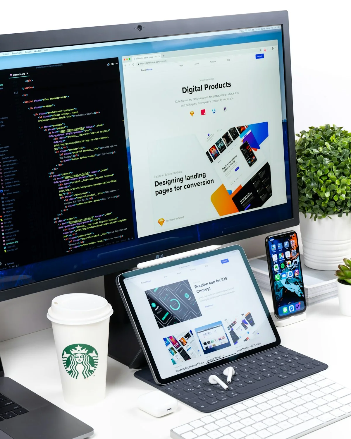 شاشات تعرض عمل تصميم وتطوير المواقع